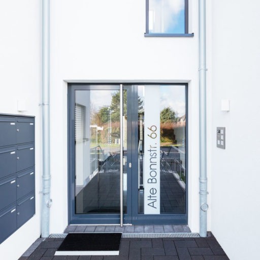 Moderne Eingangstür mit Adresse Alte Bonnstr. 66