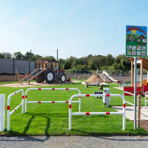 Spielplatz mit Traktor-Thema und Rutsche