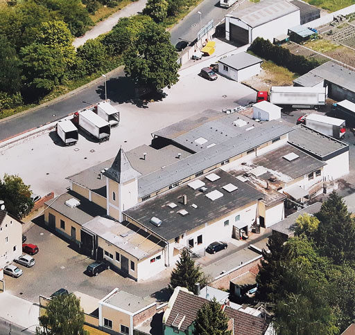 Luftaufnahme eines Industriekomplexes mit mehreren Gebäuden.
