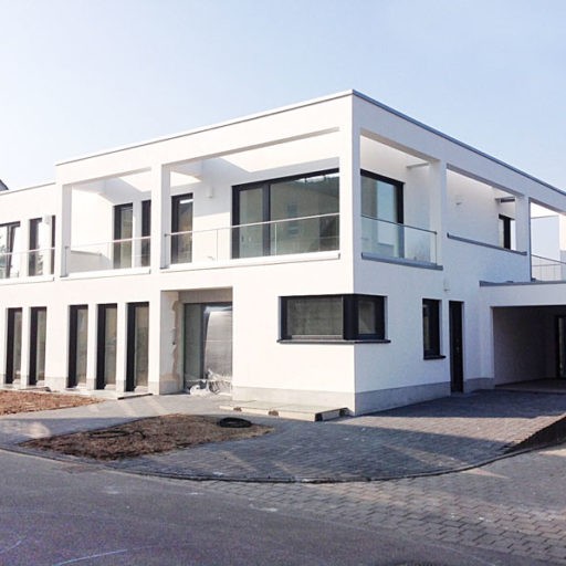 Modernes weißes zweistöckiges Gebäude mit Glasbalkon