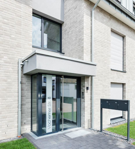 Modernes Gebäude mit Eingang und Briefkästen