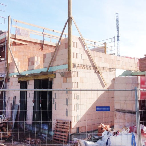 Baustelle mit unvollendetem Gebäude und Gerüst